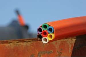 UE nu va obliga platformele digitale să contribuie la finanţarea reţelelor de fibră optică